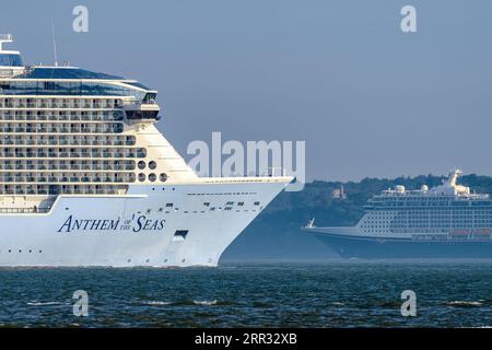 Kreuzfahrtschiffe im Solent nach dem Verlassen des Hafens von Southampton. Stockfoto