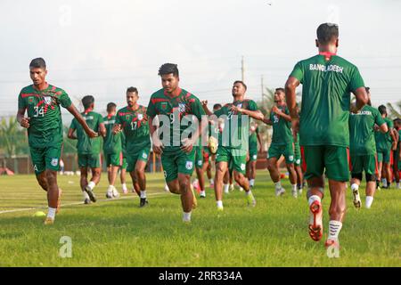 Die bangladeschische Nationalmannschaft nimmt am 6. September 2023 an einer Trainingseinheit in der Basundhara Kings Arena in Dhaka, Bangladesch, Teil. Während sie Papa nehmen Stockfoto