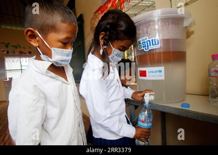 201021 -- PHNOM PENH, 21. Oktober 2020 -- Ein Kind füllt ihre Plastikflasche am 21. Oktober 2020 mit trinkbarem Wasser aus einem von China gespendeten Wasserfilterbehälter in der Vorschule der Gemeinde Trapeang Thlan im Bezirk Prek Pnov, Phnom Penh, Kambodscha. China hat über den Kinderfonds der Vereinten Nationen UNICEF 3.064 kommunalen Vorschulen in ganz Kambodscha Hygiene- und Lernmaterial zur Verfügung gestellt, so dass etwa 70.000 Kinder sicher und besser vor COVID-19 geschützt in die Schule zurückkehren können. Foto von /Xinhua CAMBODIA-PHNOM PENH-SCHOOL-CHINA-DONATION Sovannara PUBLICATIONxNOTxINxCHN Stockfoto