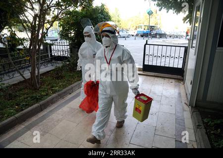 201021 -- ANKARA, 21. Oktober 2020 -- medizinische Mitarbeiter treffen am 21. Oktober 2020 in Ankara ein, um einen COVID-19-Test durchzuführen. Die Türkei bestätigte am Mittwoch 2.013 neue COVID-19-Patienten und erhöhte die Gesamtzahl der diagnostizierten Patienten auf 353.426, teilte das türkische Gesundheitsministerium mit. In der Zwischenzeit starben in den letzten 24 Stunden 68 Menschen, was die Zahl der Todesopfer auf 9.513 erhöht. Foto von /Xinhua TURKEY-ANKARA-COVID-19-CASES MustafaxKaya PUBLICATIONxNOTxINxCHN Stockfoto