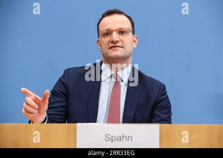 201022 -- BERLIN, 22. Oktober 2020 -- Aktenfoto vom 9. März 2020 zeigt den Besuch des deutschen Gesundheitsministers Jens Spahn auf einer Pressekonferenz in Berlin, der Hauptstadt Deutschlands. Bundesgesundheitsminister Jens Spahn hat positiv auf das Coronavirus getestet und ist nun selbstisolierend, zitierte die deutsche Nachrichtenagentur dpa am Mittwoch sein ministerium. DEUTSCHLAND-BERLIN-COVID-19-DEUTSCHER GESUNDHEITSMINISTER-POSITIV SHANXYUQI PUBLICATIONXNOTXINXCHN Stockfoto