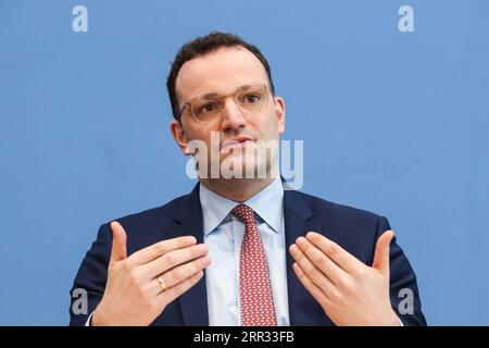 201022 -- BERLIN, 22. Oktober 2020 -- Aktenfoto vom 9. März 2020 zeigt den Besuch des deutschen Gesundheitsministers Jens Spahn auf einer Pressekonferenz in Berlin, der Hauptstadt Deutschlands. Bundesgesundheitsminister Jens Spahn hat positiv auf das Coronavirus getestet und ist nun selbstisolierend, zitierte die deutsche Nachrichtenagentur dpa am Mittwoch sein ministerium. DEUTSCHLAND-BERLIN-COVID-19-DEUTSCHER GESUNDHEITSMINISTER-POSITIV SHANXYUQI PUBLICATIONXNOTXINXCHN Stockfoto