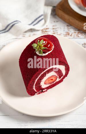 Erdbeeren- und Cremebrollkuchen. Köstlicher Kuchen mit Schlagsahne und Erdbeeren Stockfoto