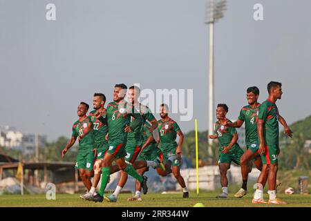 Die bangladeschische Nationalmannschaft nimmt am 6. September 2023 an einer Trainingseinheit in der Basundhara Kings Arena in Dhaka, Bangladesch, Teil. Während sie Papa nehmen Stockfoto