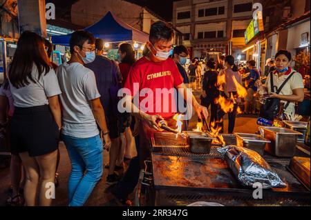 201022 -- MALAKKA, 22. Oktober 2020 -- Touristen besuchen den Jonker Street Nachtmarkt in Malakka, Malaysia, 18. September 2020. Die Stadt Malakka an der Straße von Malakka war früher ein wichtiger Handelsknotenpunkt und ein Knotenpunkt für den kulturellen Austausch zwischen Ost und West. Der chinesische große Seefahrer Zheng He 1371-1433 und seine Flotte hatten Malakka auf seinen sieben Reisen fünf Mal besucht. 2008 wurde Malakka zum UNESCO-Weltkulturerbe erklärt. Heute ist Malakka zu einem Reiseziel geworden, und seine vielfältige Kultur zieht immer noch Touristen auf der ganzen Welt an. CitySketchMALAYSIA-MALACCA ZhuxWei PUBLICATI Stockfoto