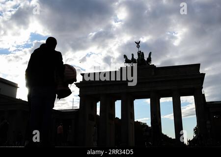 201022 -- BERLIN, 22. Oktober 2020 -- Ein Tourist steht am 22. Oktober 2020 vor dem Brandenburger Tor in Berlin, Hauptstadt Deutschlands. Neue COVID-19-Infektionen in Deutschland erreichten einen neuen Rekord und stiegen innerhalb eines Tages um 11.287 auf insgesamt 392.049, teilte das Robert Koch-Institut RKI am Donnerstag mit. DEUTSCHLAND-BERLIN-COVID-19-FÄLLE ShanxYuqi PUBLICATIONxNOTxINxCHN Stockfoto