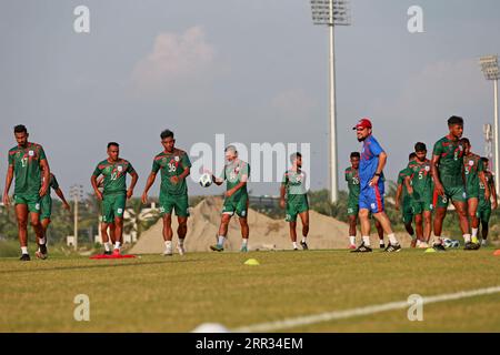 Die bangladeschische Nationalmannschaft nimmt am 6. September 2023 an einer Trainingseinheit in der Basundhara Kings Arena in Dhaka, Bangladesch, Teil. Während sie Papa nehmen Stockfoto