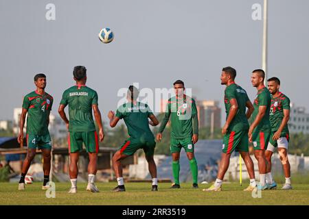 Die bangladeschische Nationalmannschaft nimmt am 6. September 2023 an einer Trainingseinheit in der Basundhara Kings Arena in Dhaka, Bangladesch, Teil. Während sie Papa nehmen Stockfoto