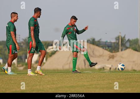 Die bangladeschische Nationalmannschaft nimmt am 6. September 2023 an einer Trainingseinheit in der Basundhara Kings Arena in Dhaka, Bangladesch, Teil. Während sie Papa nehmen Stockfoto