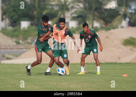 Die bangladeschische Nationalmannschaft nimmt am 6. September 2023 an einer Trainingseinheit in der Basundhara Kings Arena in Dhaka, Bangladesch, Teil. Während sie Papa nehmen Stockfoto