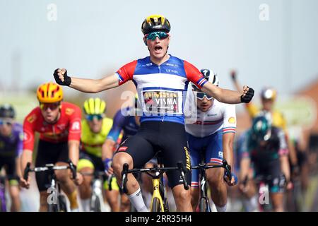 Olav Kooij von Team Jumbo-Visma feiert die vierte Etappe der Tour of Britain 2023, von Sherwood Forest bis Newark-on-Trent. Bilddatum: Mittwoch, 6. September 2023. Stockfoto
