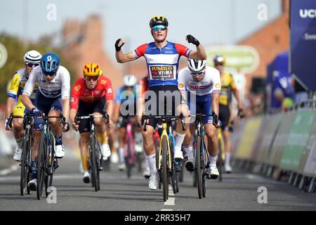 Olav Kooij von Team Jumbo-Visma feiert die vierte Etappe der Tour of Britain 2023, von Sherwood Forest bis Newark-on-Trent. Bilddatum: Mittwoch, 6. September 2023. Stockfoto