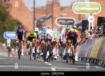 Team Jumbo-Vismas Olav Kooij (rechts) auf dem Weg zur vierten Etappe der Tour of Britain 2023, von Sherwood Forest nach Newark-on-Trent. Bilddatum: Mittwoch, 6. September 2023. Stockfoto
