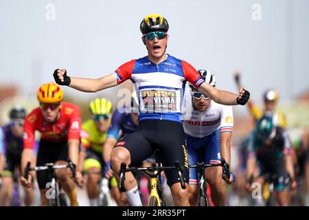 Olav Kooij von Team Jumbo-Visma feiert die vierte Etappe der Tour of Britain 2023, von Sherwood Forest bis Newark-on-Trent. Bilddatum: Mittwoch, 6. September 2023. Stockfoto