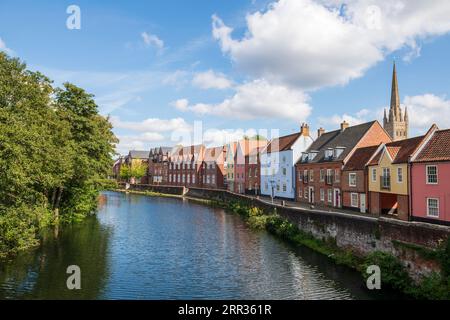 Uferseite und lebhafte Terrassenhäuser entlang des Wensum in Norwich, Norfolk, England Stockfoto