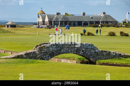 Swilcan Bridge, The Links, mit Golfspielern auf dem Old Course, St Andrews, Fife, Schottland, Großbritannien Stockfoto