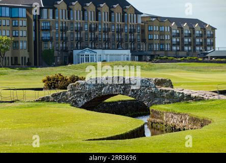 Swilcan Bridge, The Links, Old Course with people playing Golf, St Andrews, Fife, Schottland, Großbritannien Stockfoto