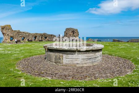 Old Well im zentralen Innenhof von St Andrews Castle, St Andrews, Fife, Schottland, Großbritannien Stockfoto