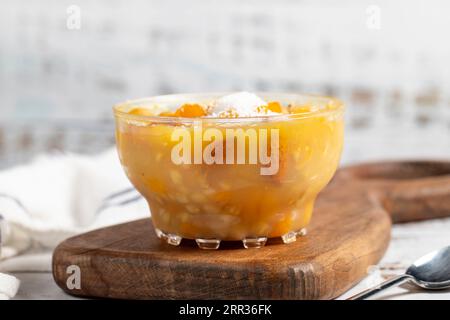 Ashura-Dessert auf weißem Hintergrund. Köstlicher noah-Pudding in der Schüssel. Lokaler Name asure Stockfoto