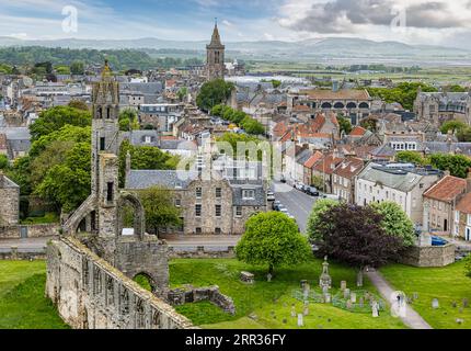 Blick von oben auf die Ruinen und den Friedhof der St Andrews Cathedral, Fife, Schottland, Großbritannien Stockfoto