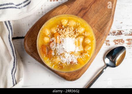 Ashura-Dessert auf weißem Hintergrund. Köstlicher noah-Pudding in der Schüssel. Lokaler Name asure Stockfoto