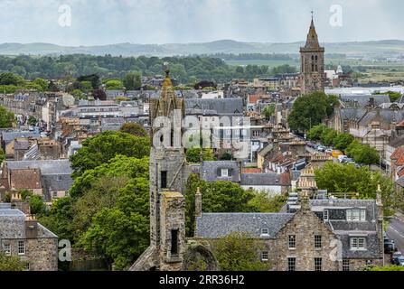 Blick von oben auf die Kirchtürme, einschließlich St. Andrews Ruine Kathedrale, St Andrews, Fife, Schottland, Großbritannien Stockfoto