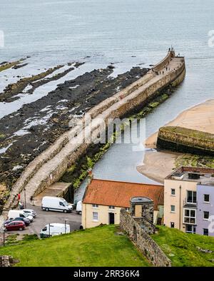 Blick von oben auf den Hafen und den langen Steinpier, St. Andrews, Fife, Schottland, Großbritannien Stockfoto