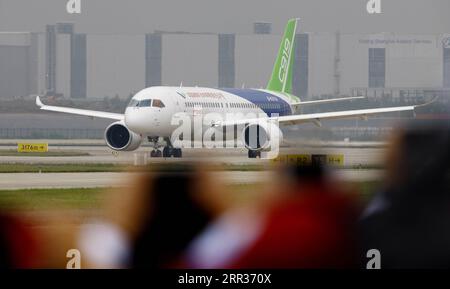 201025 -- PEKING, 25. Oktober 2020 -- Chinas selbstgebautes großes Passagierflugzeug C919 Taxies auf einer Landebahn vor seinem Erstflug in Shanghai, Ostchina, 5. Mai 2017. Xinhua Headlines-Xi Focus: China macht historische Fortschritte während des 13. Fünfjahresplanzeitraums unter der Führung von Xi FangxZhe PUBLICATIONxNOTxINxCHN Stockfoto