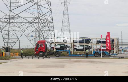 201026 -- SHANGHAI, 26. Oktober 2020 -- Foto aufgenommen am 26. Oktober 2020 zeigt die von Tesla China hergestellten Model 3-Fahrzeuge an ihrem Gigafactory in Shanghai, Ostchina. Der US-amerikanische Automobilhersteller Tesla gab am Montag bekannt, dass er am Dienstag 7.000 Fahrzeuge des Modells 3 Made-in-China nach Europa exportieren wird. Die Limousinen werden voraussichtlich Ende November auf dem Seeweg im belgischen Hafen Zeebrugge ankommen, bevor sie in europäischen Ländern wie Deutschland, Frankreich, Italien, Spanien, Portugal und der Schweiz verkauft werden. Tesla lieferte die erste Serie von Made-in-China Model 3-Limousinen Anfang dieses Jahres an die Öffentlichkeit, ein Jahr später Stockfoto