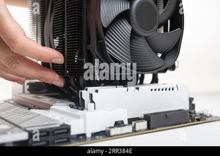 Installieren eines großen Kühlers auf einem Computerprozessor. Stockfoto