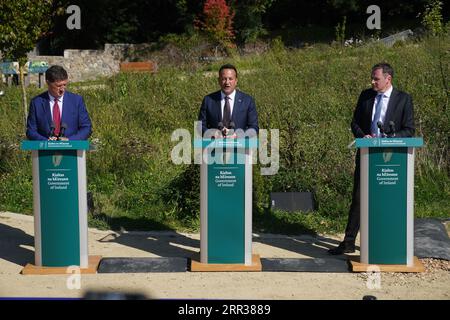 (Von links nach rechts) Verkehrsminister Eamon Ryan, Taoiseach Leo Varadkar (Mitte) und Landwirtschaftsminister Charlie McConalogue sprechen nach einer Kabinettssitzung im Avondale House, Co. Wicklow, vor den Medien. Bilddatum: Mittwoch, 6. September 2023. Stockfoto