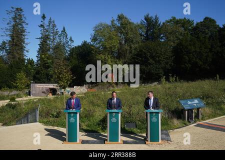 (Von links nach rechts) Verkehrsminister Eamon Ryan, Taoiseach Leo Varadkar (Mitte) und Landwirtschaftsminister Charlie McConalogue sprechen nach einer Kabinettssitzung im Avondale House, Co. Wicklow, vor den Medien. Bilddatum: Mittwoch, 6. September 2023. Stockfoto