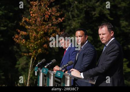 (Von links nach rechts) Verkehrsminister Eamon Ryan, Taoiseach Leo Varadkar (Mitte) und Landwirtschaftsminister Charlie McConalogue sprechen nach einer Kabinettssitzung im Avondale House, Co. Wicklow, vor den Medien. Bilddatum: Mittwoch, 6. September 2023. Stockfoto