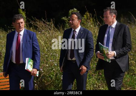 (Von links nach rechts) Verkehrsminister Eamon Ryan, Taoiseach Leo Varadkar (Mitte) und Landwirtschaftsminister Charlie McConalogue kommen nach einer Kabinettssitzung im Avondale House, Co. Wicklow, zu den Medien. Bilddatum: Mittwoch, 6. September 2023. Stockfoto