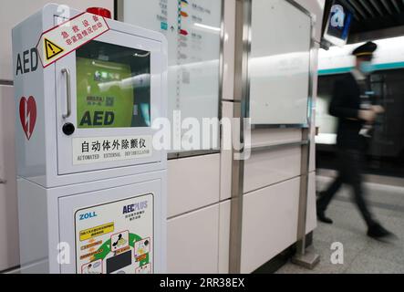 201027 -- PEKING, 27. Oktober 2020 -- ein automatisierter externer Defibrillator AED wird in der Xidan Subway Station in Peking, Hauptstadt von China, gesehen, 27. Oktober 2020. Peking begann am Dienstag mit der Ausrüstung seines Schienentransitsystems mit AED. Bis Ende 2022 werden alle Bahnhöfe des städtischen Bahnverkehrs mit AED ausgestattet. CHINA-PEKING-U-BAHN-GESUNDHEIT-AED CN ZHANGXCHENLIN PUBLICATIONXNOTXINXCHN Stockfoto