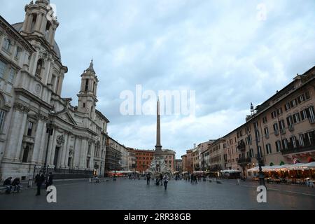 201027 -- ROM, 27. Oktober 2020 -- Menschen gehen auf der Piazza Navona in Rom, Italien, 26. Oktober 2020. Die Zahl der neuen Coronavirus-Infektionen in Italien ist nur zum zweiten Mal innerhalb von 13 Tagen zurückgegangen, da landesweit strenge neue Grenzen für die Aktivitäten eingeführt wurden und Warnungen gegeben wurden, dass das Schlimmste für Italien noch nicht erreicht sein könnte. Der italienische Premierminister Giuseppe Conte kündigte am Sonntag an, dass Pubs, Bars, Restaurants und Eisdielen im Rahmen neuer Maßnahmen zur Eindämmung der Coronavirus-Pandemie um 18:00 Uhr geschlossen werden müssen. Die neuen Maßnahmen sind am Montag in Kraft getreten und gelten bis zum 24. November. ITALIEN-ROM-COV Stockfoto