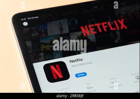 New York, USA – 24. August 2023: Netflix-App im Apple Store auf dem ipad Tablet-Bildschirm Nahansicht Stockfoto