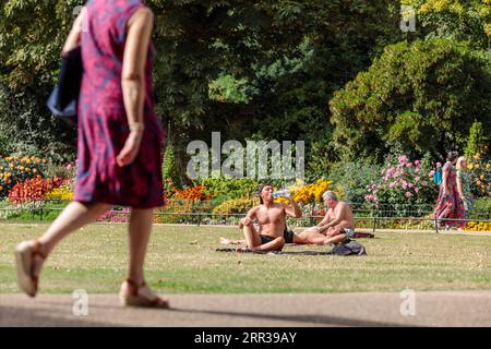 London, Großbritannien. September 2023. Die Leute nutzen die spätsommerliche Sonne in einem Park im Londoner Westminster. Das Vereinigte Königreich erlebt nach einem enttäuschenden Sommer einen späten Ausbruch von heißem Wetter. Foto von Amanda Rose/Alamy Live News Stockfoto