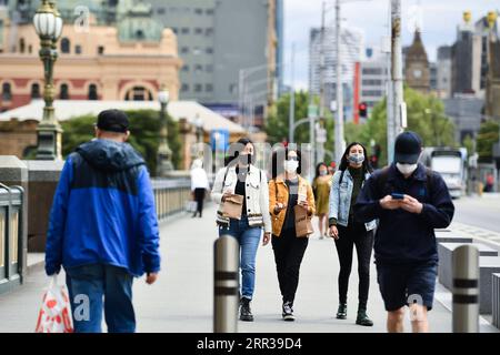 201028 -- SYDNEY, 28. Oktober 2020 -- Menschen mit Masken gehen am 19. Oktober 2020 im Geschäftsviertel von Melbourne, Victoria, Australien. Nach mehr als drei Monaten Sperrung zog Melbourne von der zweiten zur dritten Stufe der Beschränkungen über, und das regionale Victoria setzt den dritten Schritt fort mit einer weiteren Lockerung der Beschränkungen ab Mitternacht im Oktober 27. Der gesamte Staat verzeichnete am 27. Oktober einen zweiten Tag in Folge keine neue COVID-19-Infektion und einen virenbedingten Tod. Foto von /Xinhua AUSTRALIA-COVID-19-RESTRICTIONS-EASE BaixXue PUBLICATIONxNOTxINxCHN Stockfoto