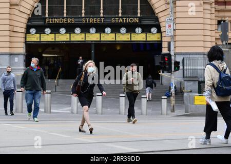 201028 -- SYDNEY, 28. Oktober 2020 -- Menschen mit Masken gehen am 19. Oktober 2020 im Geschäftsviertel von Melbourne, Victoria, Australien. Nach mehr als drei Monaten Sperrung zog Melbourne von der zweiten zur dritten Stufe der Beschränkungen über, und das regionale Victoria setzt den dritten Schritt fort mit einer weiteren Lockerung der Beschränkungen ab Mitternacht im Oktober 27. Der gesamte Staat verzeichnete am 27. Oktober einen zweiten Tag in Folge keine neue COVID-19-Infektion und einen virenbedingten Tod. Foto von /Xinhua AUSTRALIA-COVID-19-RESTRICTIONS-EASE BaixXue PUBLICATIONxNOTxINxCHN Stockfoto