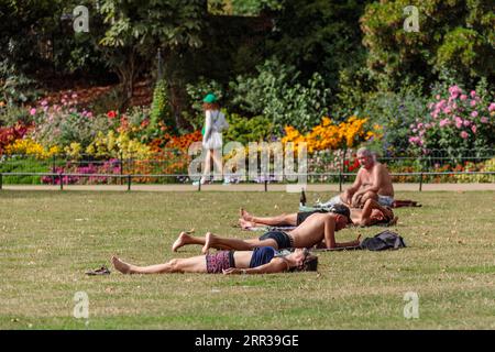 London, Großbritannien. September 2023. Die Leute nutzen die spätsommerliche Sonne in einem Park im Londoner Westminster. Das Vereinigte Königreich erlebt nach einem enttäuschenden Sommer einen späten Ausbruch von heißem Wetter. Foto von Amanda Rose/Alamy Live News Stockfoto