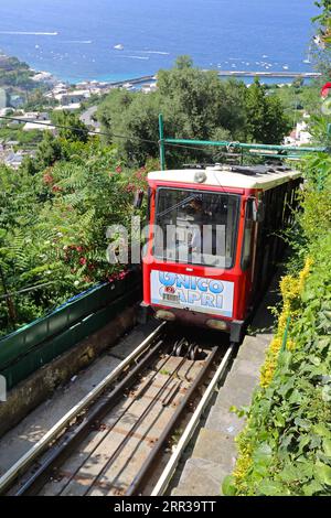 Capri, Italien - 26. Juni 2014: Fahrt mit der Standseilbahn mit öffentlichen Verkehrsmitteln am Sommertag der Insel. Stockfoto