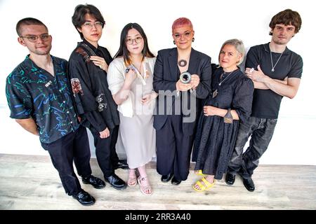 London, Großbritannien. September 2023. Bright New Gems Award Gewinner beim Retail Jeweller UK Jewellery Festival 2023. L-to-R-Preisträger Campbell Hadden, Hanjie Kong, Shum Ling Yin, Isabella Bedlington, Heather Blake, Richard Farbey . Alle besuchten das Centrsl St Martins, außer Frau Bedlington, die die Glasgow School of Art besuchte. Quelle: Peter Hogan/Alamy Live News Stockfoto