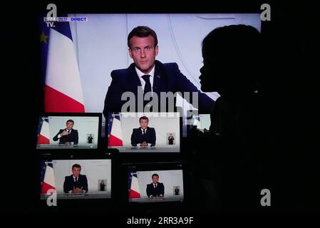 201028 -- PARIS, 28. Oktober 2020 -- Ein Kind beobachtet die Fernsehrede des französischen Präsidenten Emmanuel Macron in Paris am 28. Oktober 2020. Frankreich wird ab Freitag in nationale Lockdown gehen, um die zweite Welle der Coronavirus-Epidemie einzudämmen, kündigte Präsident Emmanuel Macron am Mittwochabend an. FRANKREICH-PARIS-PRÄSIDENT-NATIONALE LOCKDOWN GaoxJing PUBLICATIONxNOTxINxCHN Stockfoto