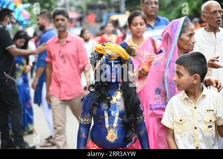 Dhaka, Bangladesch, am 6. September 2023. Die hinduistischen Gläubigen treten bei den Feierlichkeiten von Janmashtami, einem fest zur Geburt der hinduistischen Gottheit Krishna, in Dhaka, Bangladesch, am 6. September 2023 auf. Laut Mythologie und dem heiligen Buch Puranas des Hinduismus ist Krishna die Inkarnation von Lord Vishnu, der geboren wurde, um seinen Onkel mütterlicherseits, den bösen König Kansa, zu töten und das Volk von Mathura und anderen nahe gelegenen Städten von seiner Grausamkeit zu befreien und sie aus seinen bösen Klauen zu retten. Stockfoto