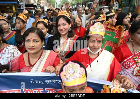 Dhaka, Bangladesch, am 6. September 2023. Die hinduistischen Gläubigen treten bei den Feierlichkeiten von Janmashtami, einem fest zur Geburt der hinduistischen Gottheit Krishna, in Dhaka, Bangladesch, am 6. September 2023 auf. Laut Mythologie und dem heiligen Buch Puranas des Hinduismus ist Krishna die Inkarnation von Lord Vishnu, der geboren wurde, um seinen Onkel mütterlicherseits, den bösen König Kansa, zu töten und das Volk von Mathura und anderen nahe gelegenen Städten von seiner Grausamkeit zu befreien und sie aus seinen bösen Klauen zu retten. Stockfoto