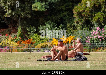 London, Großbritannien. September 2023. Die Leute nutzen die spätsommerliche Sonne in einem Park im Londoner Westminster. Das Vereinigte Königreich erlebt nach einem enttäuschenden Sommer einen späten Ausbruch von heißem Wetter. Foto von Amanda Rose/Alamy Live News Stockfoto