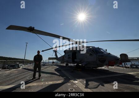 Rostock, Deutschland. September 2023. Einer der beiden Hubschrauber an Bord des US-Zerstörers USS Paul Ignatius, der im Überseehafen Rostock ankerte, um Proviant und Treibstoff aufzunehmen. Das Schiff wurde 2019 in Betrieb genommen und wird seit Mitte 2022 auf der Marinebasis Rota in Spanien nach Hause gebracht. Amerikanische Zerstörer operieren regelmäßig in der Ostsee. Quelle: Bernd Wüstneck/dpa/Alamy Live News Stockfoto