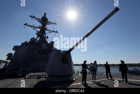 Rostock, Deutschland. September 2023. Die 127-mm-Kanone an Bord des US-Zerstörers USS Paul Ignatius, der im Überseehafen Rostock vertäut ist, um Proviant und Treibstoff aufzunehmen. Das Schiff wurde 2019 in Betrieb genommen und wird seit Mitte 2022 auf der Marinebasis Rota in Spanien nach Hause gebracht. Amerikanische Zerstörer operieren regelmäßig in der Ostsee. Quelle: Bernd Wüstneck/dpa/Alamy Live News Stockfoto