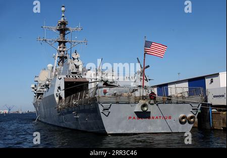 Rostock, Deutschland. September 2023. Der amerikanische Zerstörer USS Paul Ignatius legt im Überseehafen Rostock an, um Proviant und Treibstoff aufzunehmen. Das Schiff wurde 2019 in Betrieb genommen und wird seit Mitte 2022 auf der Marinebasis Rota in Spanien nach Hause gebracht. Amerikanische Zerstörer operieren regelmäßig in der Ostsee. Quelle: Bernd Wüstneck/dpa/Alamy Live News Stockfoto